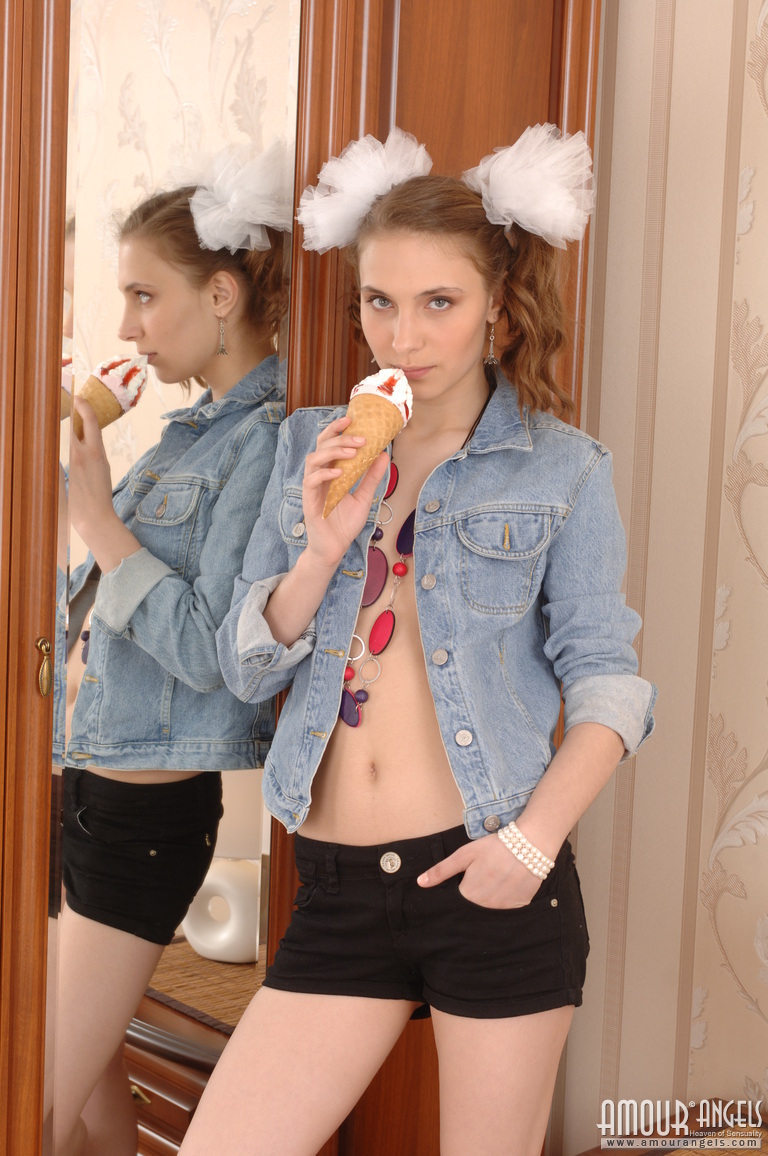 Monica: LIKE SWEETS. Fully shaved girlfriend