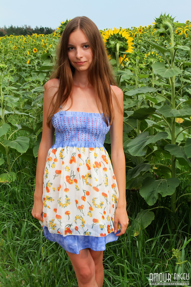 Avrora: REAL BEAUTY. Juicy hottie stripping