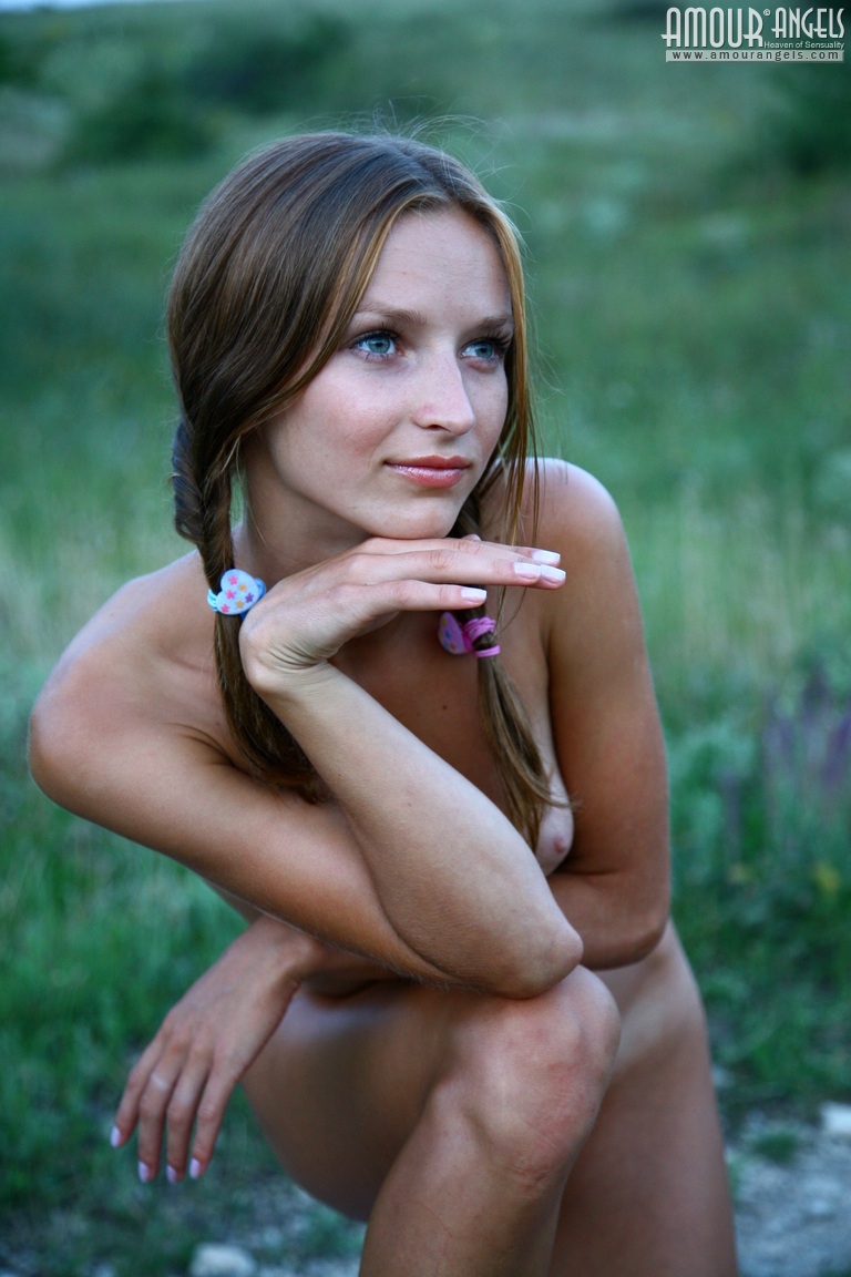 Nadya: UNREALITY. Naked girl on the lane