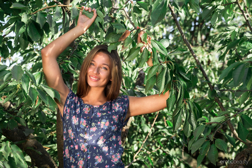 Kenya undresses under a tree and exposes her gorgeously sun-tanned skin and smooth pinkish punani.