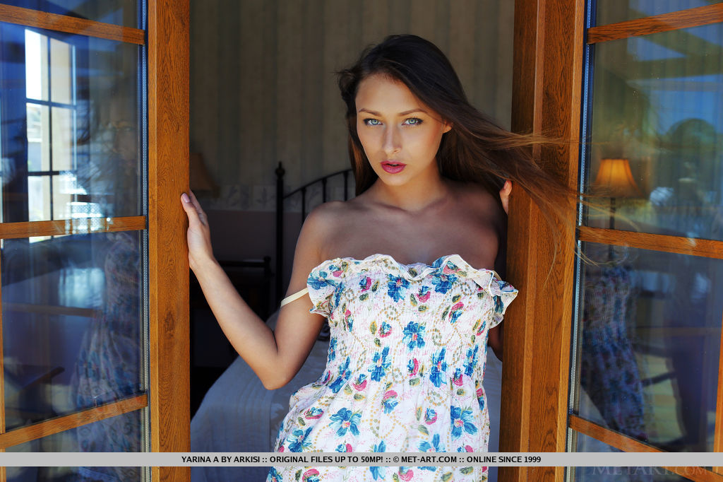 Sizzling Top model Yarina shows off her gorgeous physique as she sensually poses on the bed.