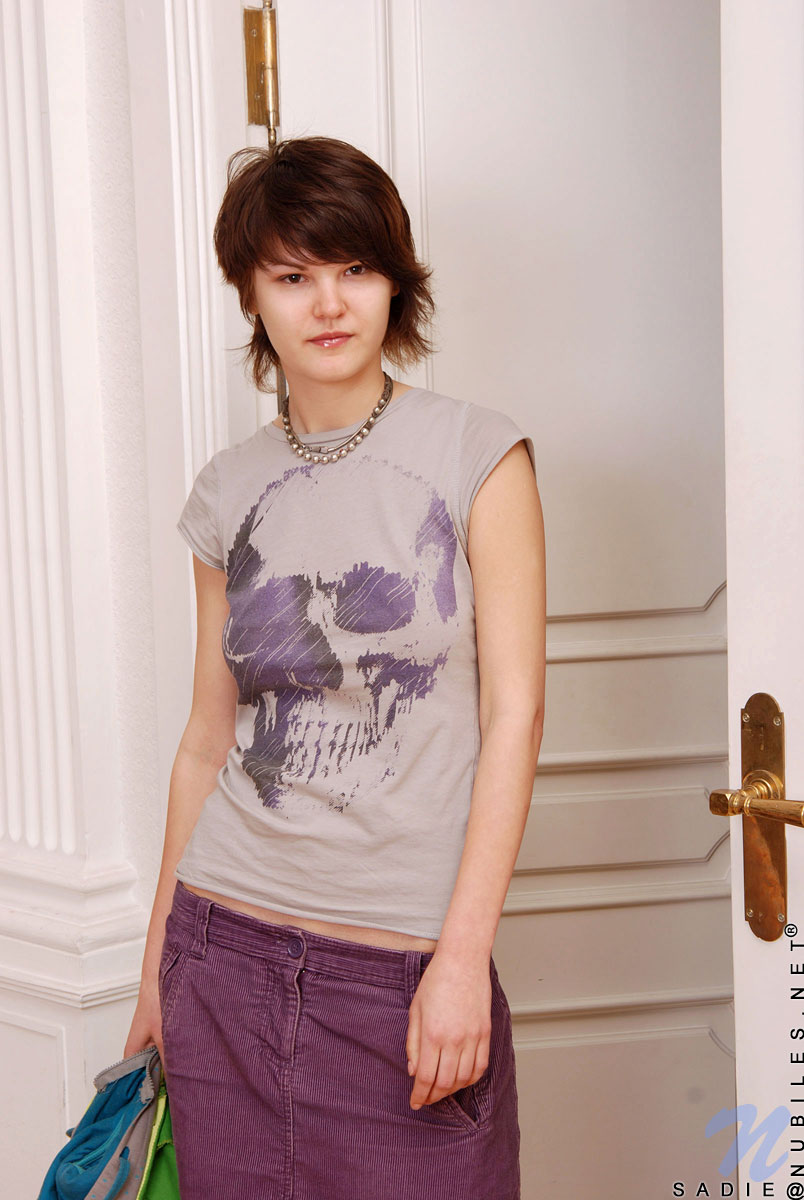 Flirtatious teen Sadie undresses her clothing and spreads her tempting tigh pink pussy