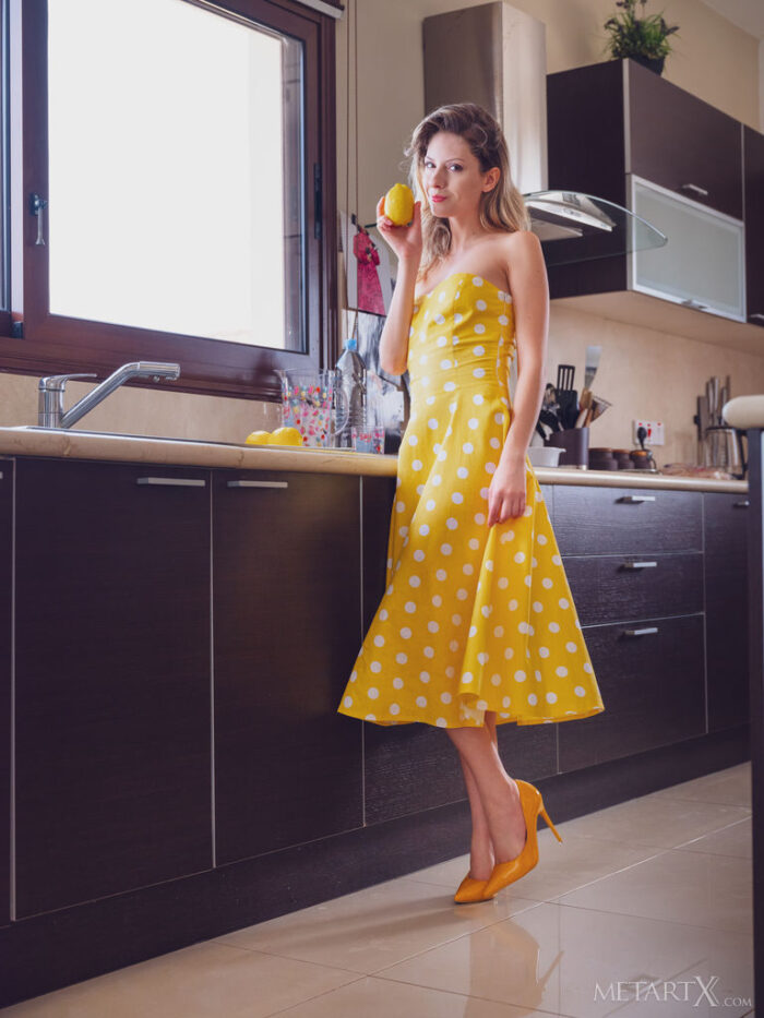 Rebecca Volpetti is making lemonade in the kitchen. She undresses and dabs the cold ice on her stiffening tits.