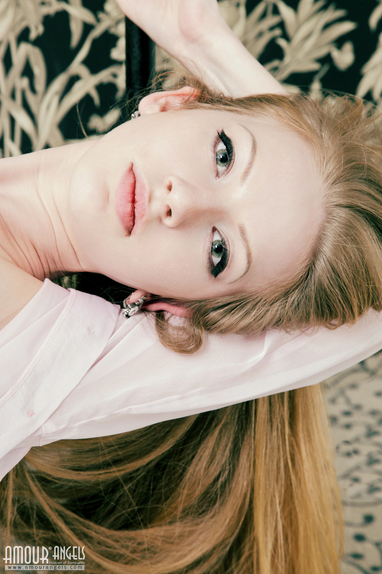 Karry: CHINA DOLL. Gorgeous naked teen