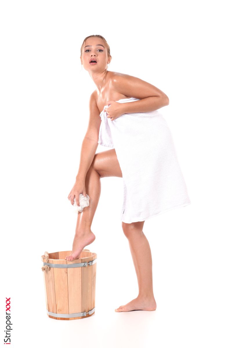 Aimee Rox: Wet And Wooded