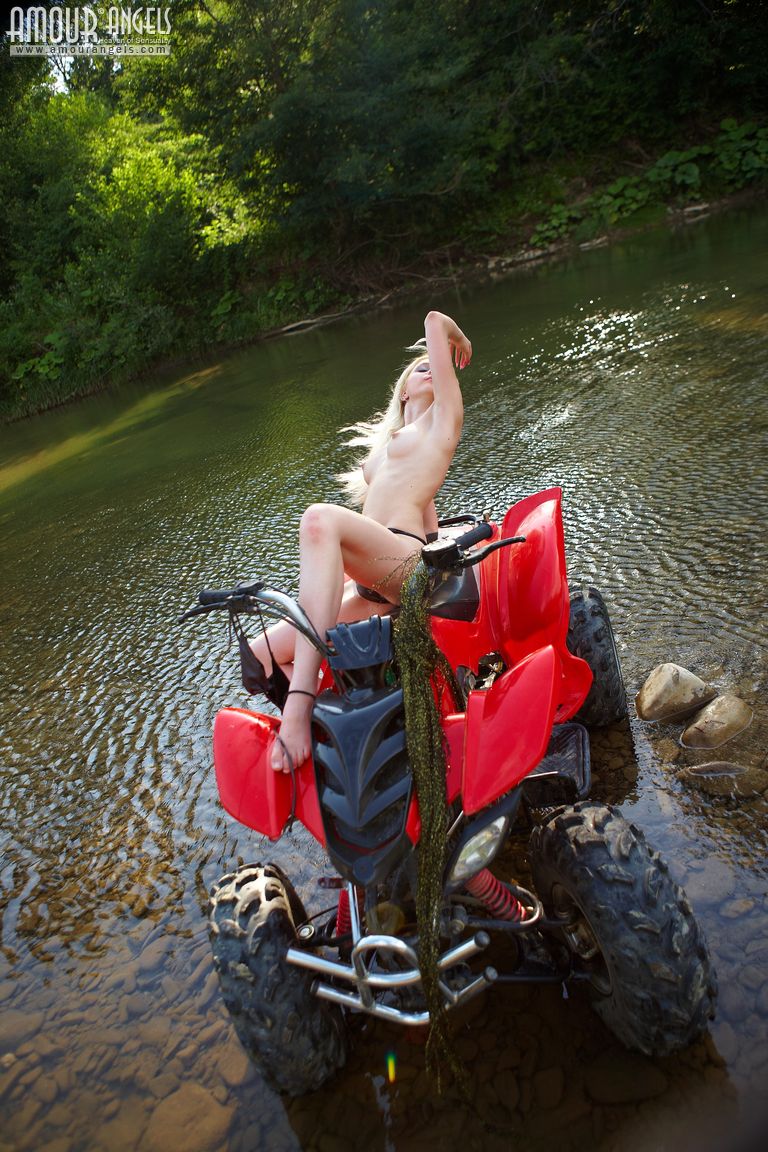 Alina: QUADRO. Hottie stripping outdoors