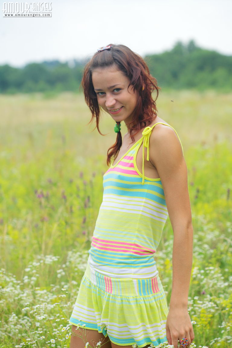 Natasha: FLOVERY VALE. Nude teen in flowers