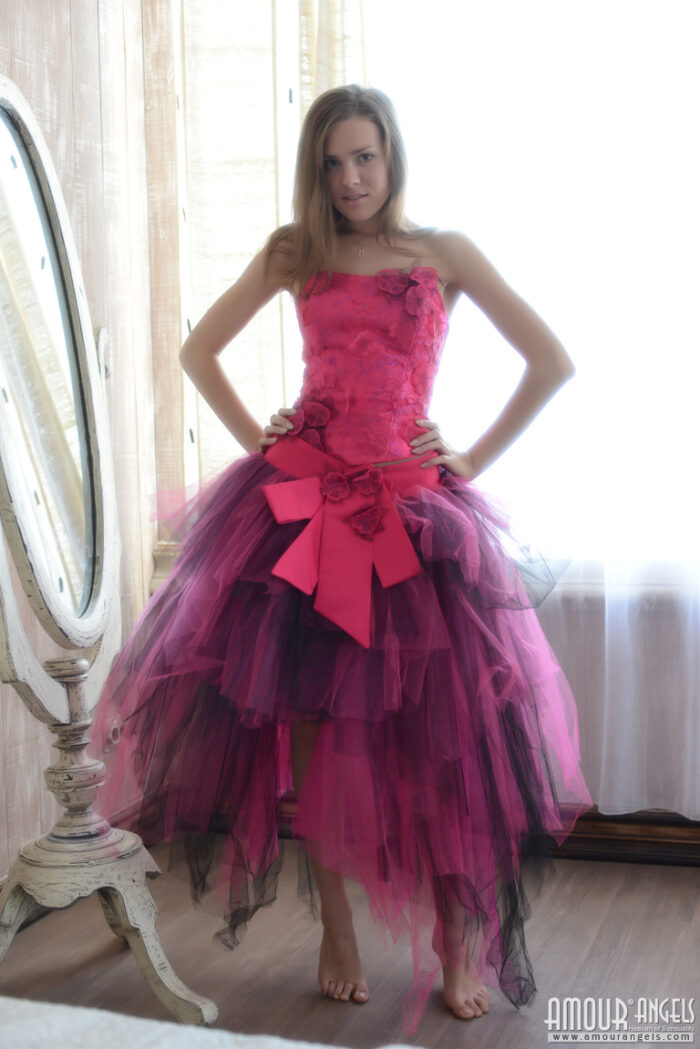 Rumba: NUDE ART. Cutie showing body