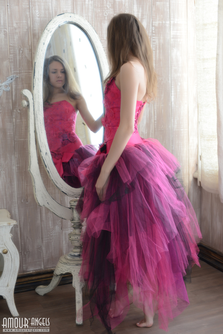 Rumba: NUDE ART. Cutie showing body