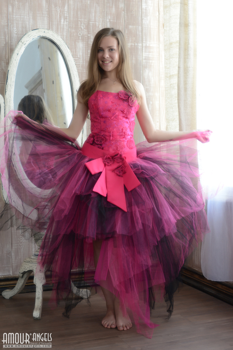 Rumba: NUDE ART. Cutie showing body