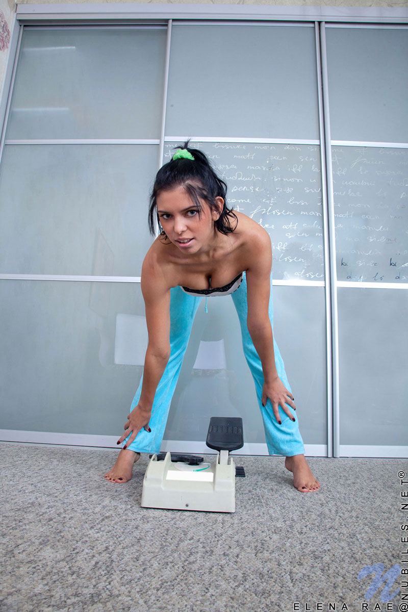 Amateur college chic fingers herself as a part of her daily exercise routine