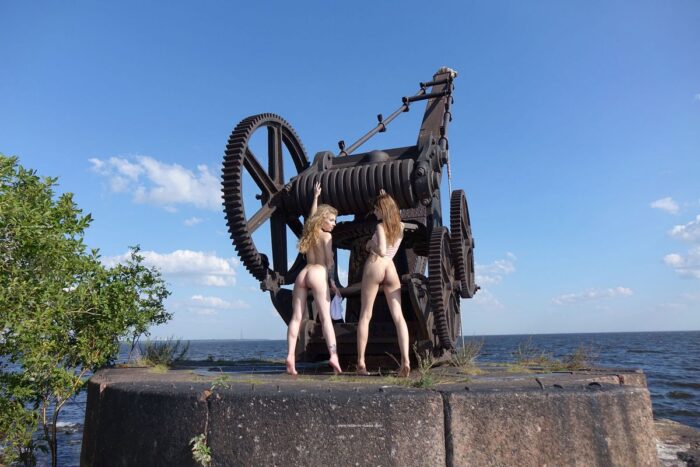 Eva Gold, Minni Love: The Old Crane