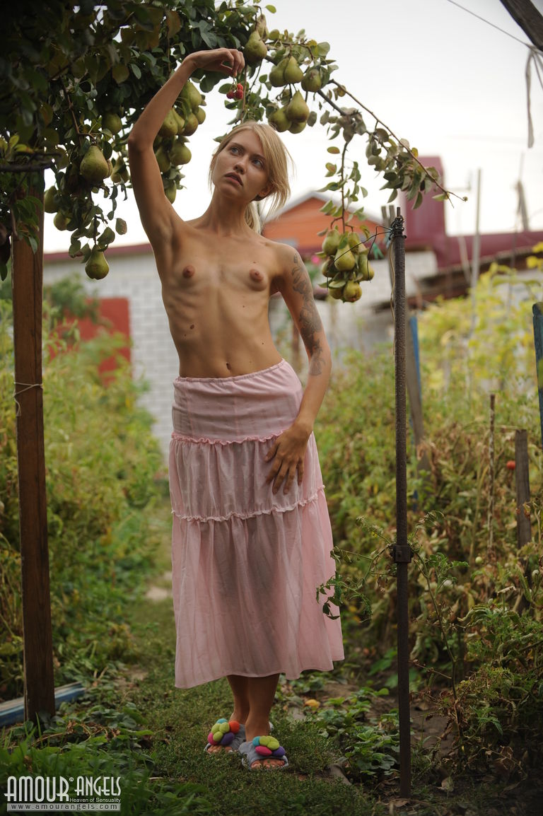 Jenny: PRESENTING JENNY. Outdoor sexiness