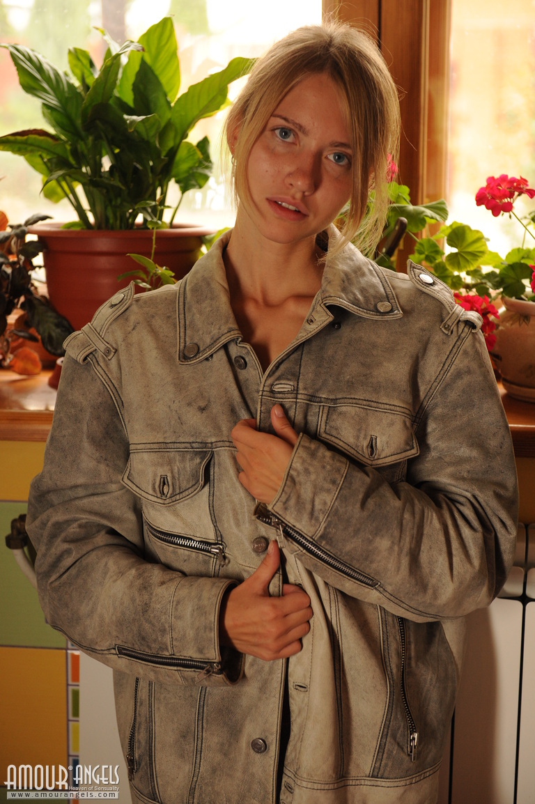 Jenny: PRESENTING JENNY. Outdoor sexiness