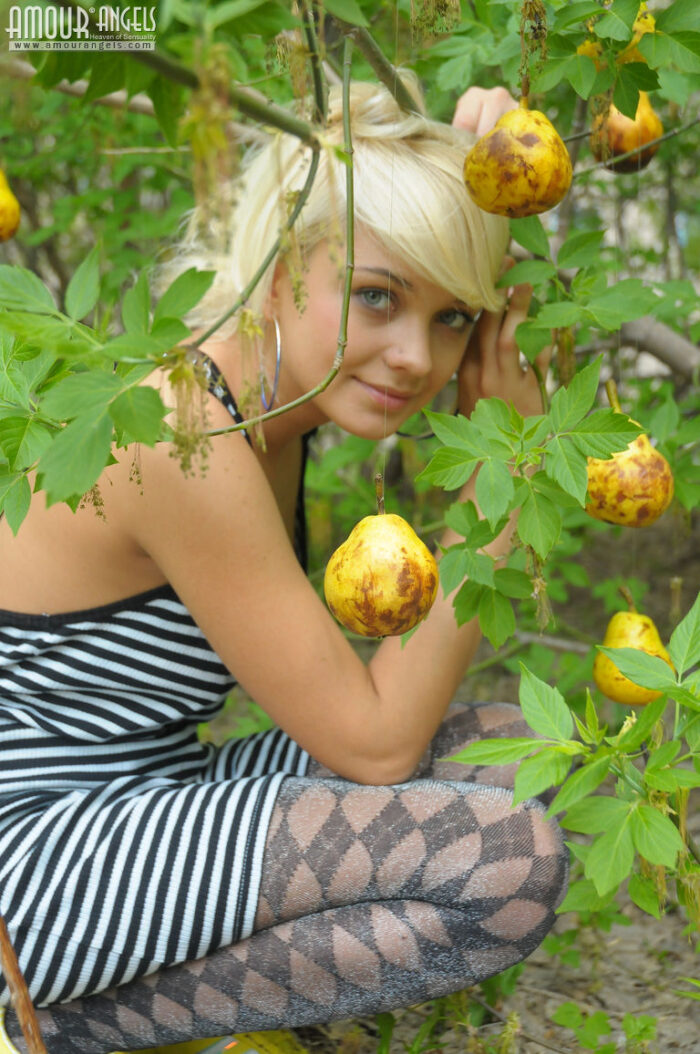 Lada: JUICY PEAR. Tempting nude blonde