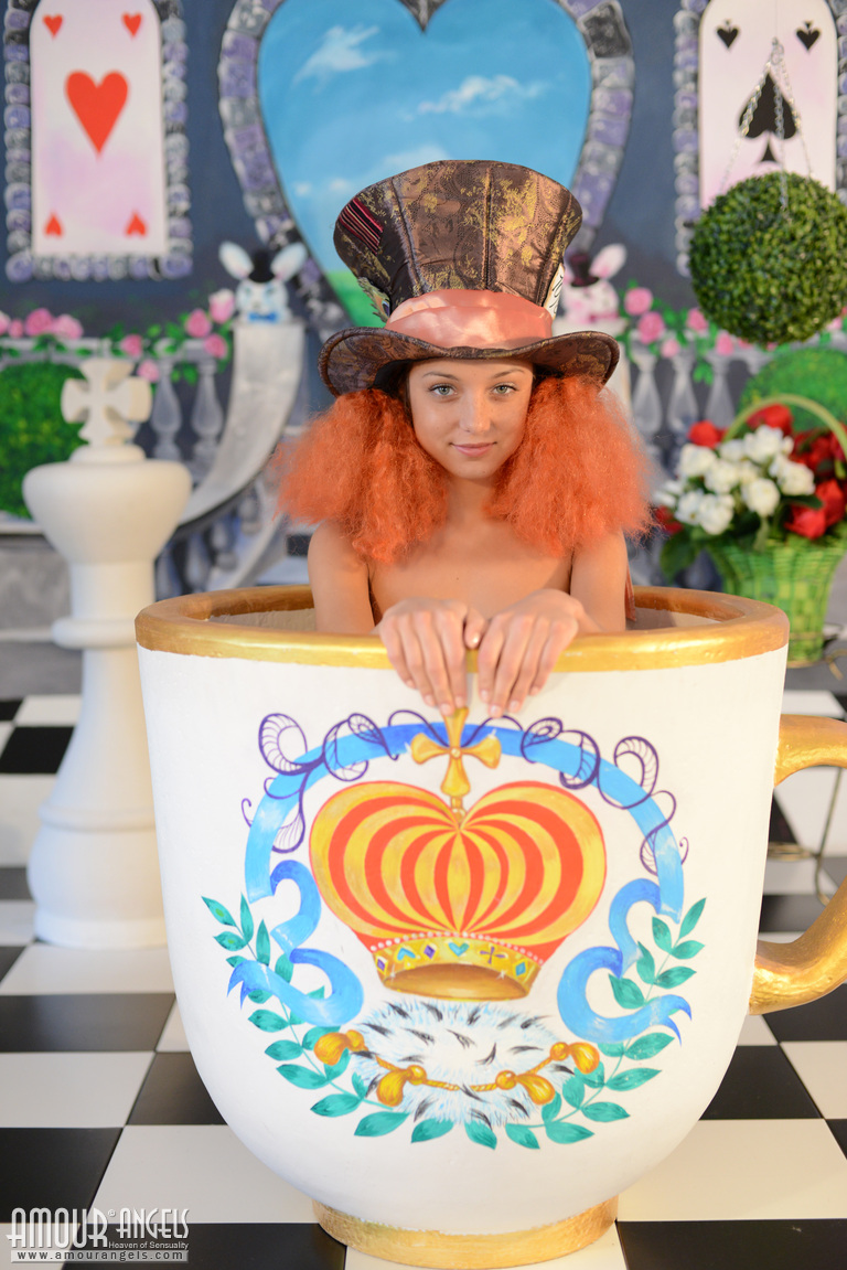 Nensi: SEXY HATTER. Innovative new Alice